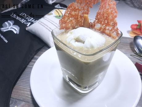 Crema de lentejas con tuile de pimiento y huevo poché