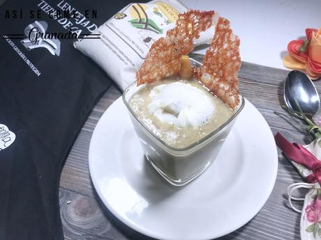 Crema de lentejas con tuile de pimiento y huevo poché