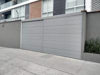 Fabricación de puertas corredizas de garaje con paneles de acero galvanizado Prima Innova