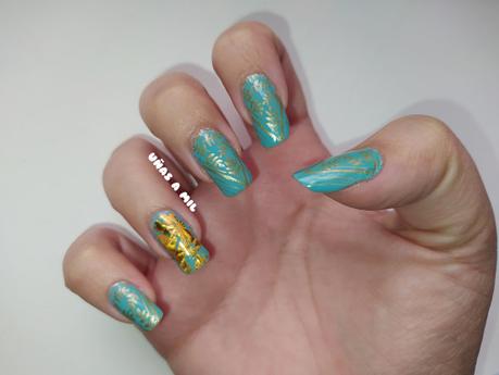 Diseño de uñas en verde menta y dorado con flores