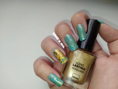 Diseño de uñas en verde menta y dorado con flores