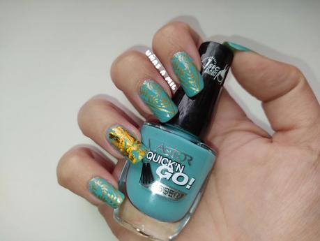 Diseño de uñas en verde menta y dorado con flores Diseño de uñas en verde menta y dorado con flores
