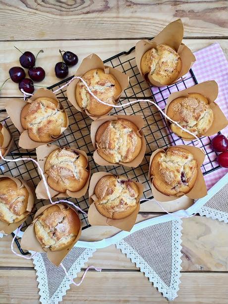 Muffins de cerezas. Cherry muffins. Desayuno, merienda, postre, fruta de temporada, receta fácil, esponjosos, jugosos, tiernos. Cuca Muffins de cerezas. Cherry muffins. Desayuno, merienda, postre, fruta de temporada, receta fácil, esponjosos, jugosos, tiernos. Cuca