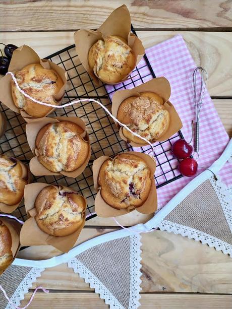 Muffins de cerezas. Cherry muffins. Desayuno, merienda, postre, fruta de temporada, receta fácil, esponjosos, jugosos, tiernos. Cuca Muffins de cerezas. Cherry muffins. Desayuno, merienda, postre, fruta de temporada, receta fácil, esponjosos, jugosos, tiernos. Cuca