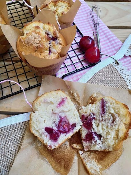Muffins de cerezas. Cherry muffins. Desayuno, merienda, postre, fruta de temporada, receta fácil, esponjosos, jugosos, tiernos. Cuca Muffins de cerezas. Cherry muffins. Desayuno, merienda, postre, fruta de temporada, receta fácil, esponjosos, jugosos, tiernos. Cuca