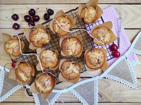 Muffins de cerezas. Cherry muffins. Desayuno, merienda, postre, fruta de temporada, receta fácil, esponjosos, jugosos, tiernos. Cuca Muffins de cerezas. Cherry muffins. Desayuno, merienda, postre, fruta de temporada, receta fácil, esponjosos, jugosos, tiernos. Cuca