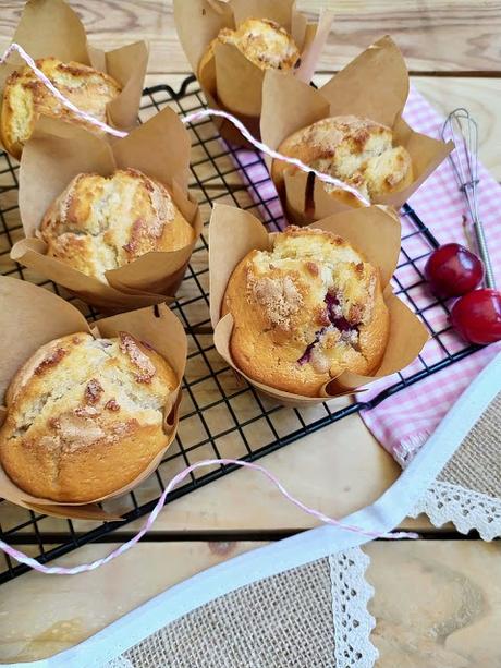 Muffins de cerezas. Cherry muffins. Desayuno, merienda, postre, fruta de temporada, receta fácil, esponjosos, jugosos, tiernos. Cuca Muffins de cerezas. Cherry muffins. Desayuno, merienda, postre, fruta de temporada, receta fácil, esponjosos, jugosos, tiernos. Cuca