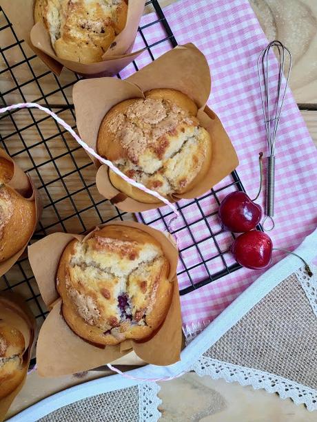 Muffins de cerezas. Cherry muffins. Desayuno, merienda, postre, fruta de temporada, receta fácil, esponjosos, jugosos, tiernos. Cuca Muffins de cerezas. Cherry muffins. Desayuno, merienda, postre, fruta de temporada, receta fácil, esponjosos, jugosos, tiernos. Cuca
