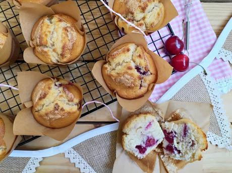 Muffins de cerezas. Cherry muffins. Desayuno, merienda, postre, fruta de temporada, receta fácil, esponjosos, jugosos, tiernos. Cuca Muffins de cerezas. Cherry muffins. Desayuno, merienda, postre, fruta de temporada, receta fácil, esponjosos, jugosos, tiernos. Cuca