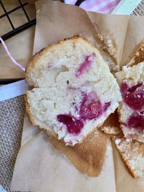 Muffins de cerezas. Cherry muffins. Desayuno, merienda, postre, fruta de temporada, receta fácil, esponjosos, jugosos, tiernos. Cuca Muffins de cerezas. Cherry muffins. Desayuno, merienda, postre, fruta de temporada, receta fácil, esponjosos, jugosos, tiernos. Cuca