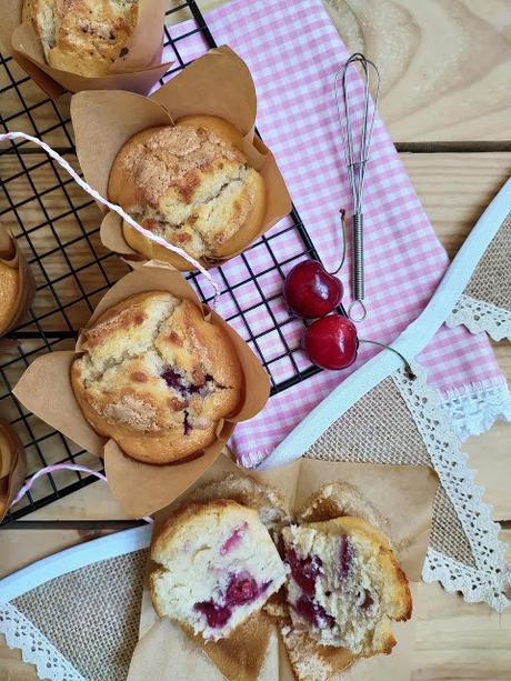 Muffins de cerezas. Cherry muffins. Desayuno, merienda, postre, fruta de temporada, receta fácil, esponjosos, jugosos, tiernos. Cuca Muffins de cerezas. Cherry muffins. Desayuno, merienda, postre, fruta de temporada, receta fácil, esponjosos, jugosos, tiernos. Cuca
