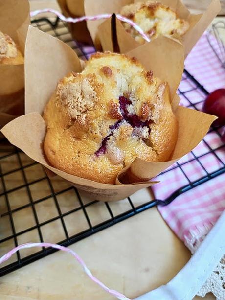 Muffins de cerezas. Cherry muffins. Desayuno, merienda, postre, fruta de temporada, receta fácil, esponjosos, jugosos, tiernos. Cuca Muffins de cerezas. Cherry muffins. Desayuno, merienda, postre, fruta de temporada, receta fácil, esponjosos, jugosos, tiernos. Cuca