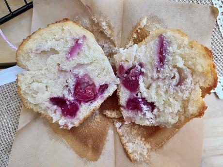 Muffins de cerezas. Cherry muffins. Desayuno, merienda, postre, fruta de temporada, receta fácil, esponjosos, jugosos, tiernos. Cuca Muffins de cerezas. Cherry muffins. Desayuno, merienda, postre, fruta de temporada, receta fácil, esponjosos, jugosos, tiernos. Cuca