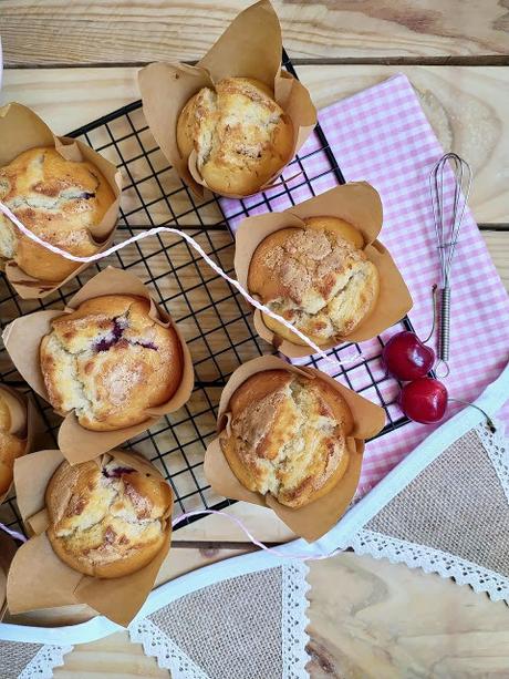 Muffins de cerezas. Cherry muffins. Desayuno, merienda, postre, fruta de temporada, receta fácil, esponjosos, jugosos, tiernos. Cuca Muffins de cerezas. Cherry muffins. Desayuno, merienda, postre, fruta de temporada, receta fácil, esponjosos, jugosos, tiernos. Cuca