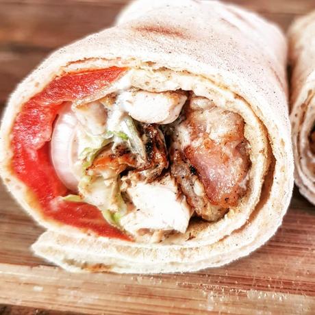 Cada día salen mejores, caseros saludables. Kebab mixto de pollo y ternera, con pan, salsa blanca, salsa picante, lechuga, tomate y cebolla, todo preparado en casa, muy fácil y muy rápido, casero😋 Recetas en el blog