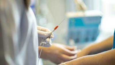 Un vídeo en un hospital madrileño menciona instrucciones para filtrar pacientes con covid-19 y el veto a las residencias.