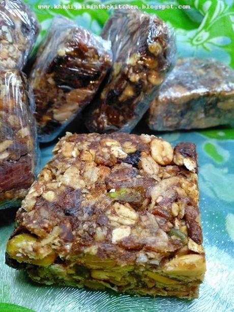 BARRES ÉNERGÉTIQUES AU BEURRE D’ARACHIDES ET AUX DATTES  / PEANUT BUTTER AND DATES ENERGY BARS / BARRAS ENERGÉTICAS DE MANTEQUILLA DE MANÍ Y DÁTILES / حلوى الطاقة بزبدة الفول السوداني و التمر