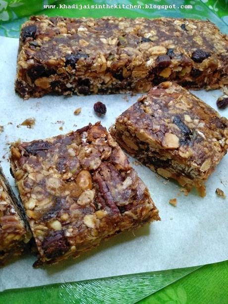 BARRES ÉNERGÉTIQUES AU BEURRE D’ARACHIDES ET AUX DATTES / PEANUT BUTTER AND DATES ENERGY BARS / BARRAS ENERGÉTICAS DE MANTEQUILLA DE MANÍ Y DÁTILES / حلوى الطاقة بزبدة الفول السوداني و التمر BARRES ÉNERGÉTIQUES AU BEURRE D’ARACHIDES ET AUX DATTES / PEANUT BUTTER AND DATES ENERGY BARS / BARRAS ENERGÉTICAS DE MANTEQUILLA DE MANÍ Y DÁTILES / حلوى الطاقة بزبدة الفول السوداني و التمر