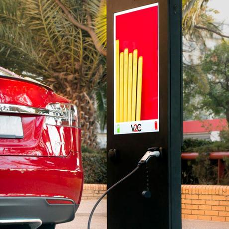 V2C ofrece el primer punto de recarga para coches eléctricos con publicidad integrada