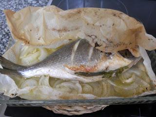 Dorada horneada con patatas y cebolla a la sidra Dorada horneada con patatas y cebolla a la sidra.