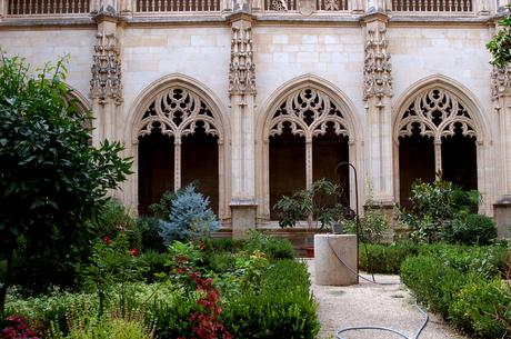El Jardín del Claustro de la Catedral de Toledo en el Siglo XVI ( y II) File:Claustro catedral toledo.jpg - Wikimedia Commons