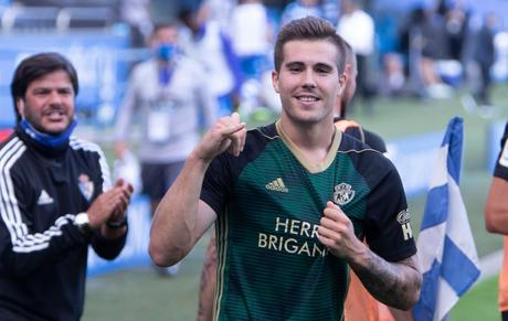 ‘As meigas’ aparecen en tiempo de descuento y desbaratan un impecable partido de la Deportiva (2-1)