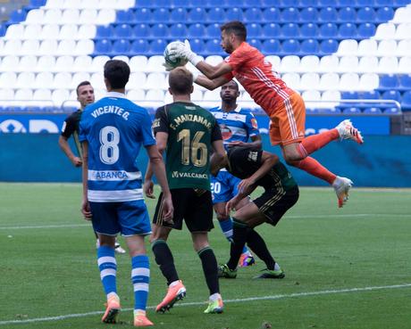 ‘As meigas’ aparecen en tiempo de descuento y desbaratan un impecable partido de la Deportiva (2-1)