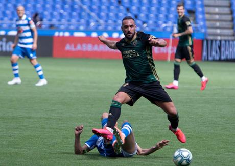 ‘As meigas’ aparecen en tiempo de descuento y desbaratan un impecable partido de la Deportiva (2-1)
