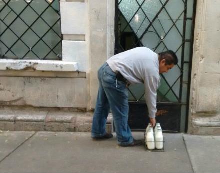 En España, si alguien llama a las seis de la mañana a tu puerta, quizás no sea el lechero