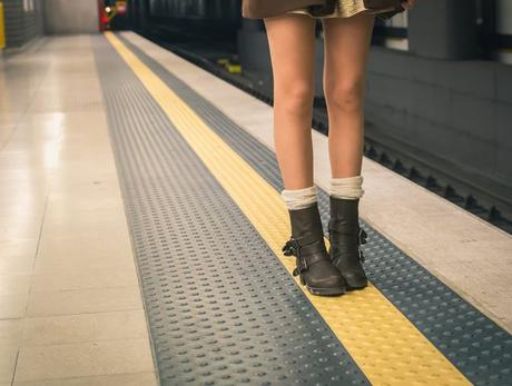 Faldas Debajo De La Mesa