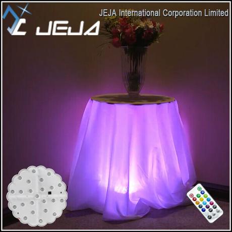 Faldas Debajo De La Mesa