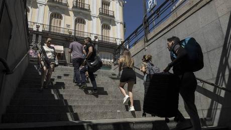 Faldas Debajo De La Mesa