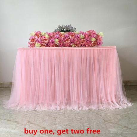 Faldas Debajo De La Mesa