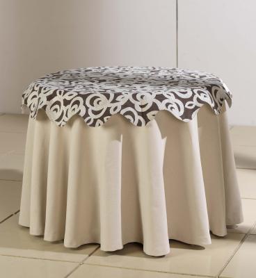 Faldas Debajo De La Mesa