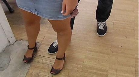 Faldas Debajo De La Mesa