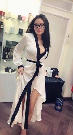 Faldas Debajo De La Mesa