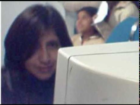 Faldas Debajo De La Mesa