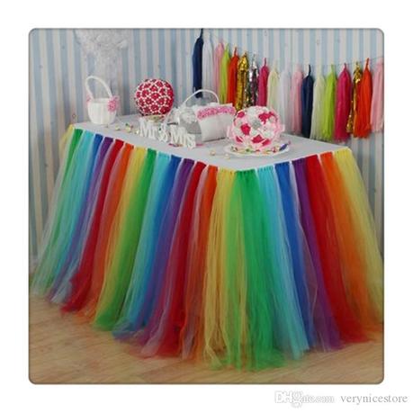 Faldas Debajo De La Mesa