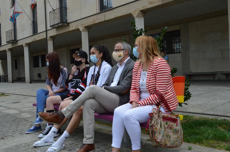 Ponferrada inaugura un banco con los colores de la bandera LGTBIQ+ Ponferrada inaugura un banco con los colores de la bandera LGTBIQ+