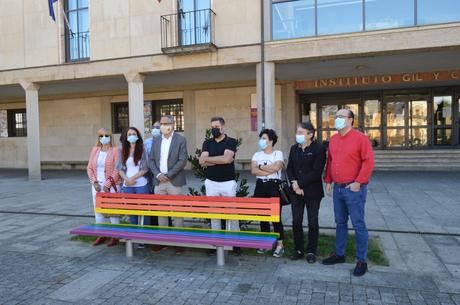 Ponferrada inaugura un banco con los colores de la bandera LGTBIQ+ Ponferrada inaugura un banco con los colores de la bandera LGTBIQ+