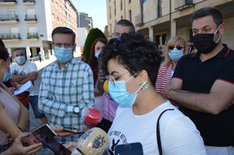 Ponferrada inaugura un banco con los colores de la bandera LGTBIQ+ Ponferrada inaugura un banco con los colores de la bandera LGTBIQ+