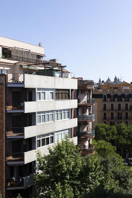 ventanas de madera piso barcelona suelo hidráulico Reformas Barcelona puertas de madera originales moderno tradición decoración mediterranean architecture estilo nórdico estilo mediterráneo diseño español decoración pisos tradicionales decoración pisos barcelona decoración interiores decoración costa española contraventanas madera barcelona reno baldosa hidraulica  