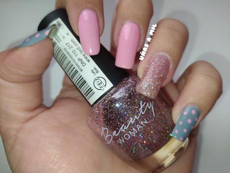 Diseño de uñas sencillo y elegante en rosa y gris con puntos/lunares