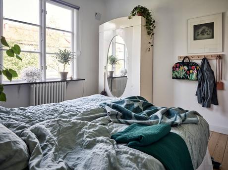 wood countertop white and green kitchen two colors kitchen scandinavian kitchen nordic kitchen hardwood floor kitchen encimera de madera design kitchen cocina nórdica cocina mezcla de estilos cocina luminosa cocina de dos colores cocina de color cocina comedor cocina blanca y verde  