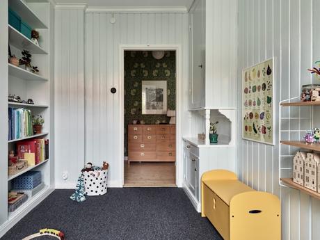 wood countertop white and green kitchen two colors kitchen scandinavian kitchen nordic kitchen hardwood floor kitchen encimera de madera design kitchen cocina nórdica cocina mezcla de estilos cocina luminosa cocina de dos colores cocina de color cocina comedor cocina blanca y verde  