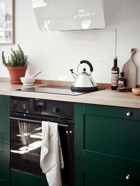 wood countertop white and green kitchen two colors kitchen scandinavian kitchen nordic kitchen hardwood floor kitchen encimera de madera design kitchen cocina nórdica cocina mezcla de estilos cocina luminosa cocina de dos colores cocina de color cocina comedor cocina blanca y verde  