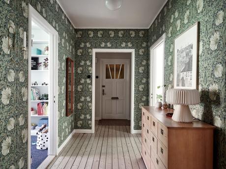 wood countertop white and green kitchen two colors kitchen scandinavian kitchen nordic kitchen hardwood floor kitchen encimera de madera design kitchen cocina nórdica cocina mezcla de estilos cocina luminosa cocina de dos colores cocina de color cocina comedor cocina blanca y verde  