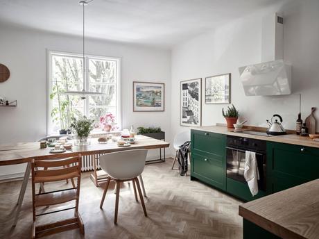 wood countertop white and green kitchen two colors kitchen scandinavian kitchen nordic kitchen hardwood floor kitchen encimera de madera design kitchen cocina nórdica cocina mezcla de estilos cocina luminosa cocina de dos colores cocina de color cocina comedor cocina blanca y verde  