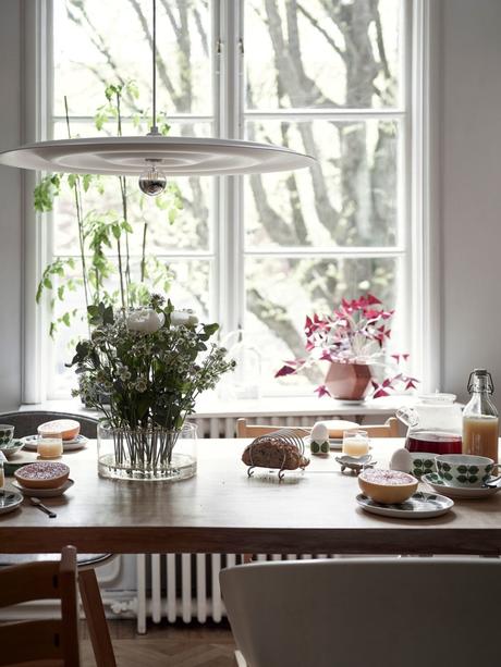 wood countertop white and green kitchen two colors kitchen scandinavian kitchen nordic kitchen hardwood floor kitchen encimera de madera design kitchen cocina nórdica cocina mezcla de estilos cocina luminosa cocina de dos colores cocina de color cocina comedor cocina blanca y verde  