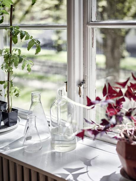 wood countertop white and green kitchen two colors kitchen scandinavian kitchen nordic kitchen hardwood floor kitchen encimera de madera design kitchen cocina nórdica cocina mezcla de estilos cocina luminosa cocina de dos colores cocina de color cocina comedor cocina blanca y verde  
